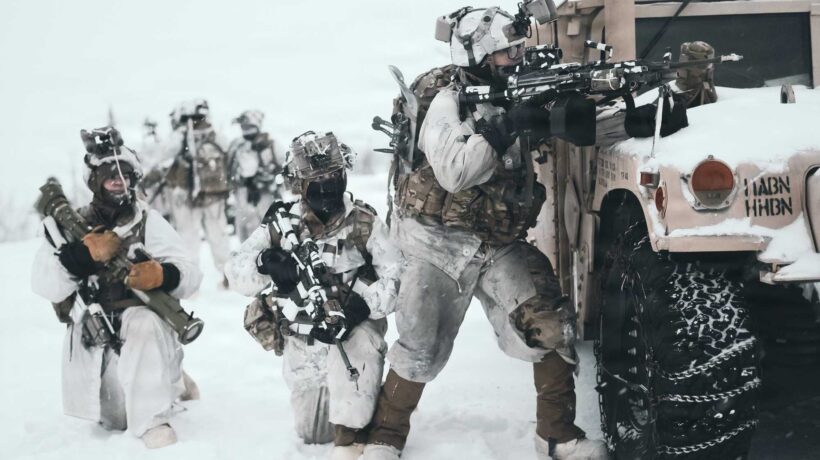 Paracadutisti americani in azione durante le esercitazioni in Alaska (US Army)