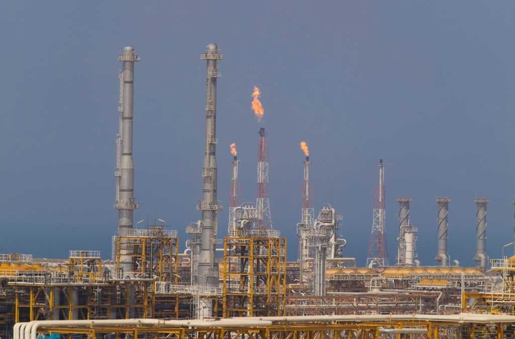 Razzi di Teheran sulle raffinerie nel Golfo