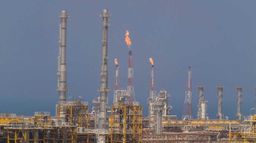 Razzi di Teheran sulle raffinerie nel Golfo