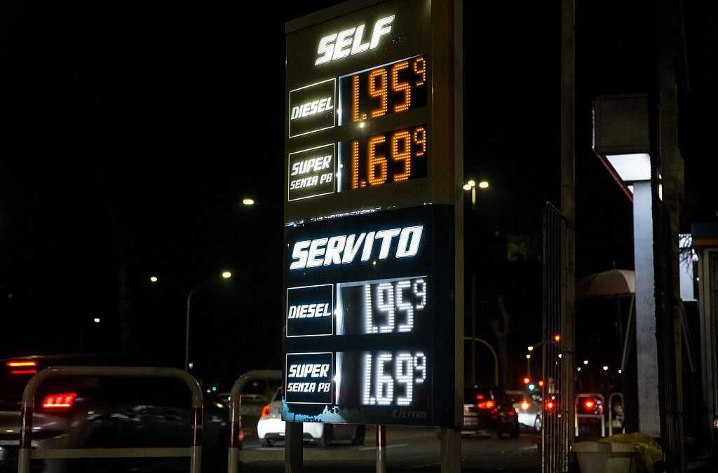 Benzina e diesel verso i 2 euro al litro. La Meloni è pronta a ridurre le accise