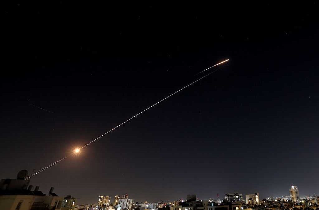 Israele chiude i luoghi di preghiera. Dubai ancora sotto tiro si spopola