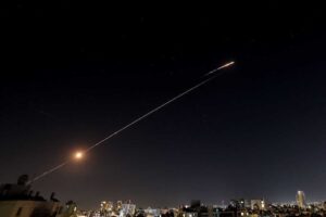 Israele chiude i luoghi di preghiera. Dubai ancora sotto tiro si spopola