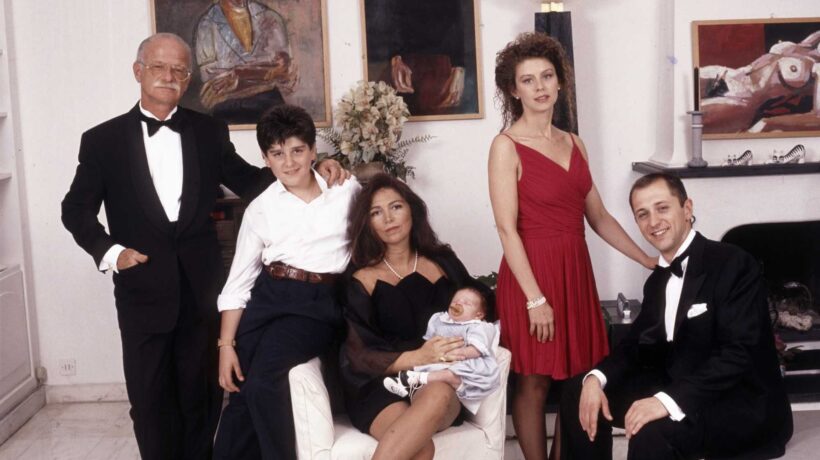 Con la moglie Paola Penzo e i figli. A destra, Amanda e Giovanni avuti da Stefania Sandrelli e Anna Fabbri (Getty Images)