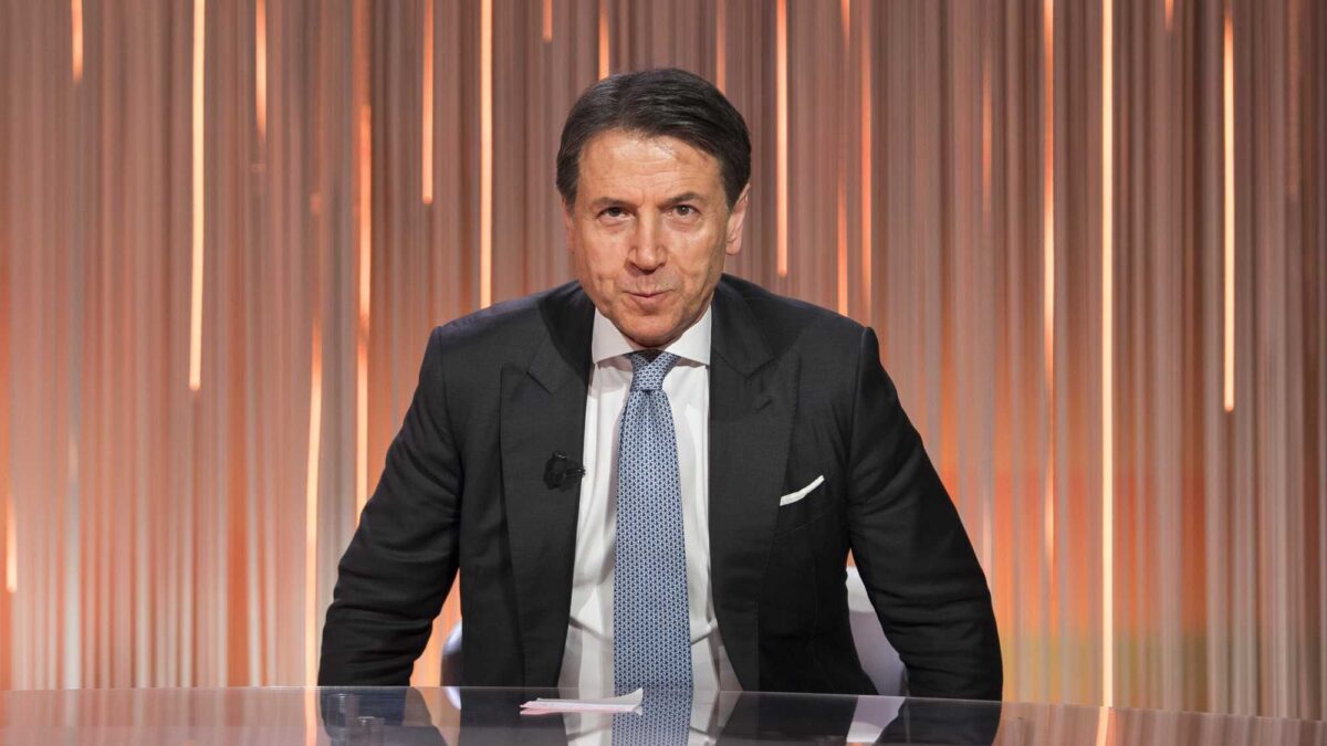 Conte sente aria di governissimo e sulla Ue parla come Mattarella