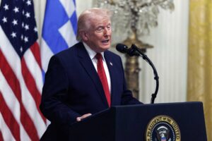 L’Iran attacca una base Usa in Arabia. Trump prepara l’offensiva via terra
