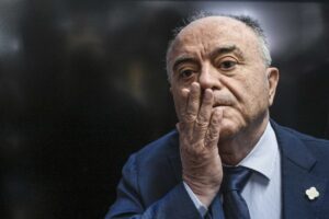 Il fronte del No fa collezione di regali al Sì