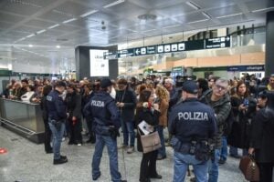 Rientrati in Italia i 200 studenti. Tajani: «Al lavoro per chi è bloccato»