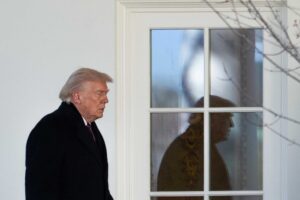 Raid Usa su Hormuz, Trump agli alleati: «Gestitevelo voi, così forse vi svegliate»