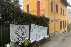 Funerali Bossi, domani cerimonia semplice a Pontida