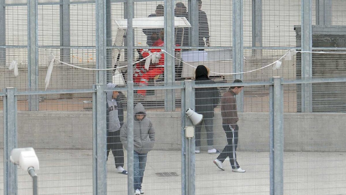 La Consulta: lo straniero criminale può stare nei Cpr pure se chiede asilo