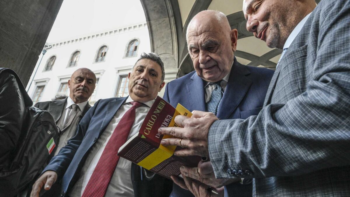 La sinistra sfrutta l’allontanamento per attaccare e insultare la Meloni