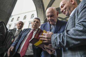 La sinistra sfrutta l’allontanamento per attaccare e insultare la Meloni