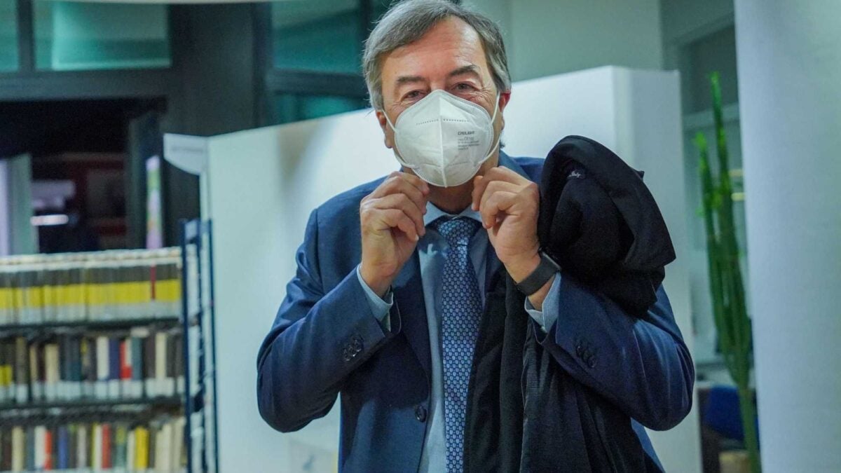 Quasi tutti bocciati agli esami di Burioni. E lui per «aiutare» sopprime gli appelli