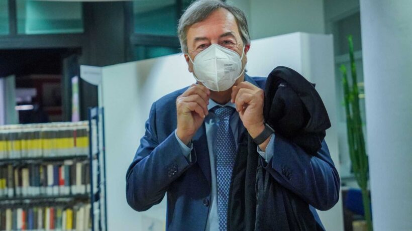 Quasi tutti bocciati agli esami di Burioni. E lui per «aiutare» sopprime gli appelli