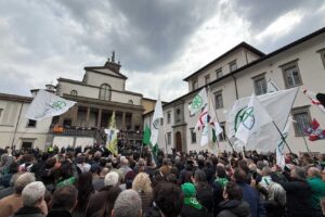 Funerale di popolo e piazza calda. Un addio degno del miglior Bossi