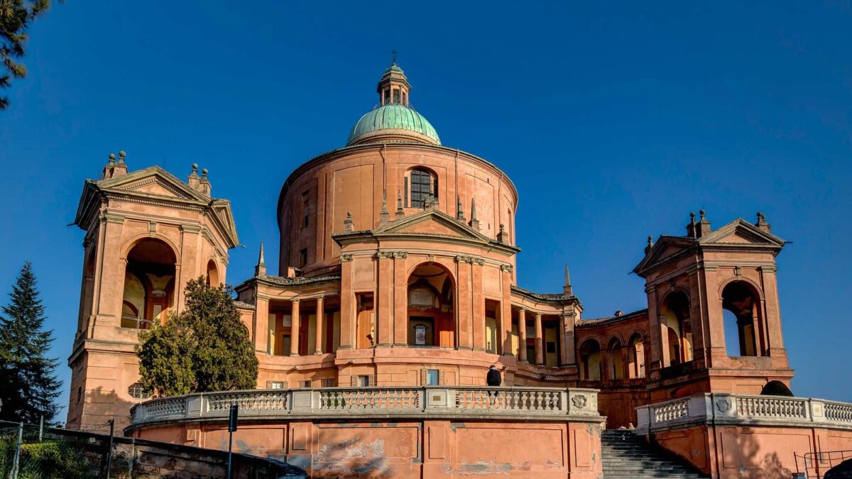 Classi aperte per il Ramadan, Madonna lasciata in strada. L’anticristianesimo fa scuola