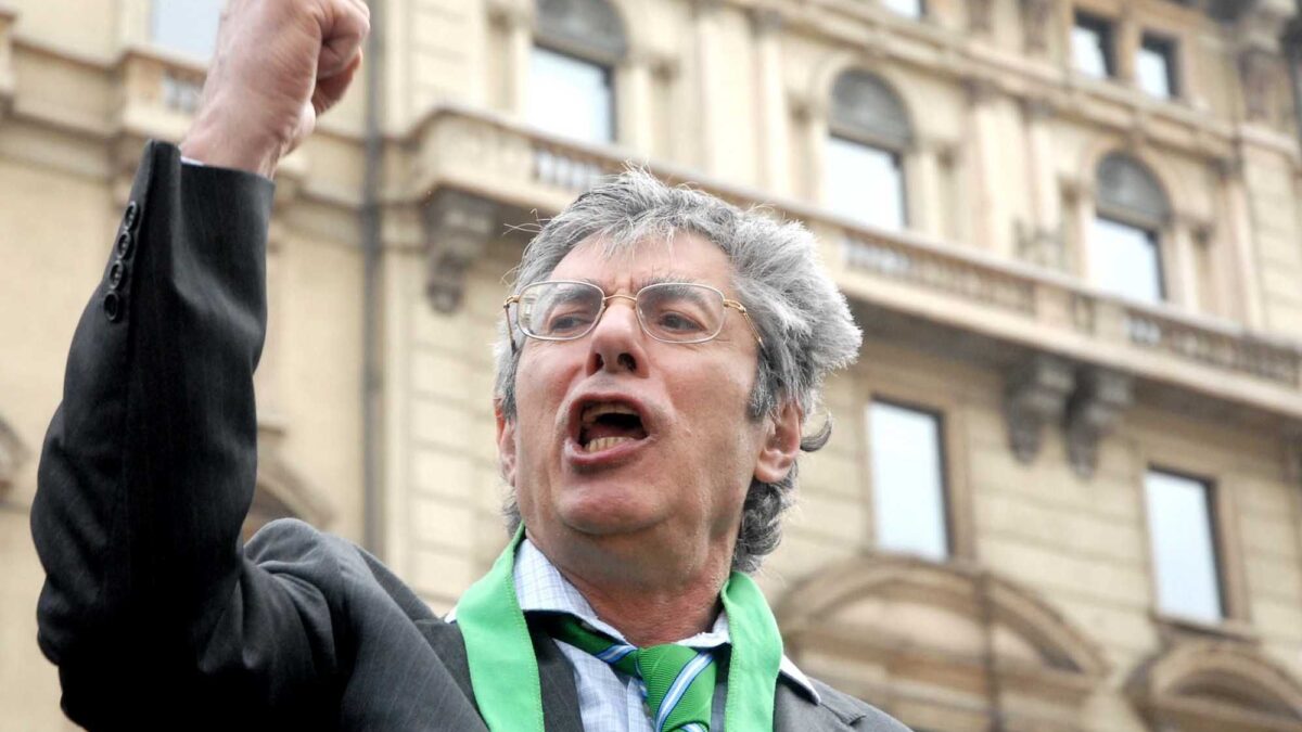 Bossi e la sua spiegazione della devolution: «Lo Stato non può più “fognattare”»
