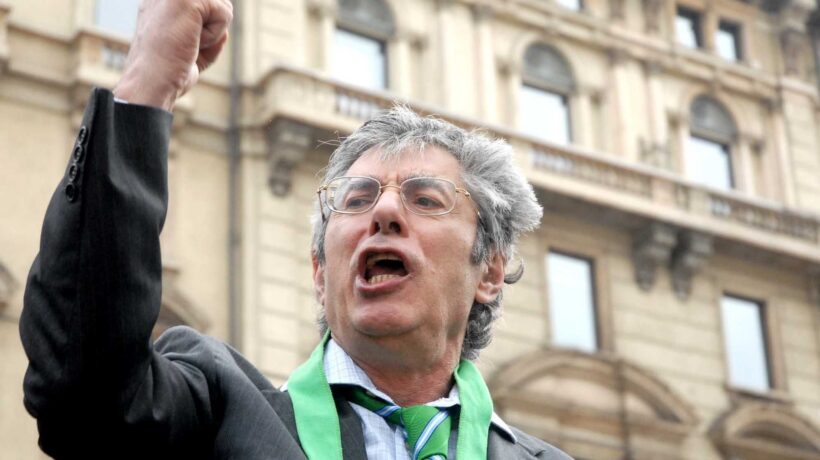 Bossi e la sua spiegazione della devolution: «Lo Stato non può più “fognattare”»
