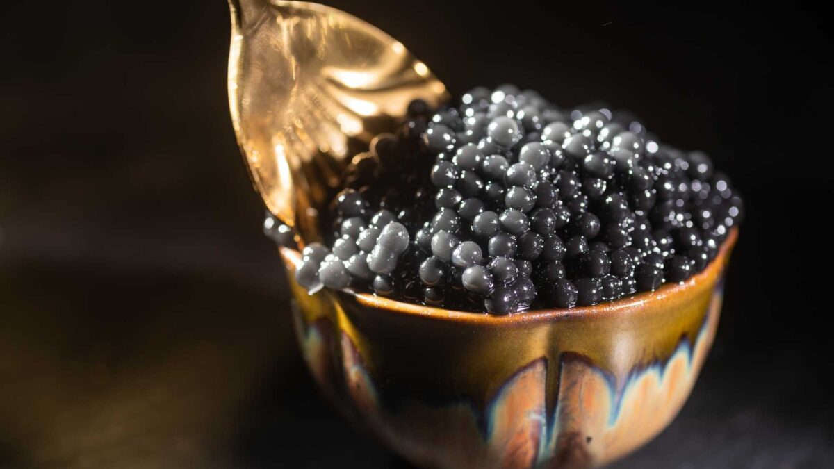Esiste un oro nero che è afrodisiaco. Dai Fenici ai russi: pazzi per il caviale
