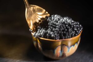 Esiste un oro nero che è afrodisiaco. Dai Fenici ai russi: pazzi per il caviale