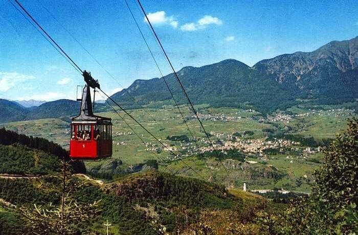 La cabina precipitata in una cartolina di fine anni '60