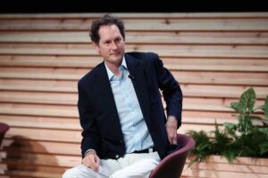 Ora che «Stampa» e «Repubblica» non servono più, Elkann le molla