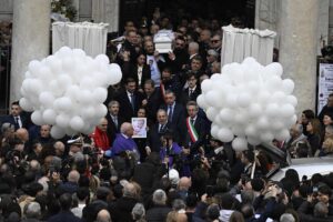 L’ultimo addio al piccolo «guerriero»: «Da lassù ci sta abbracciando tutti»