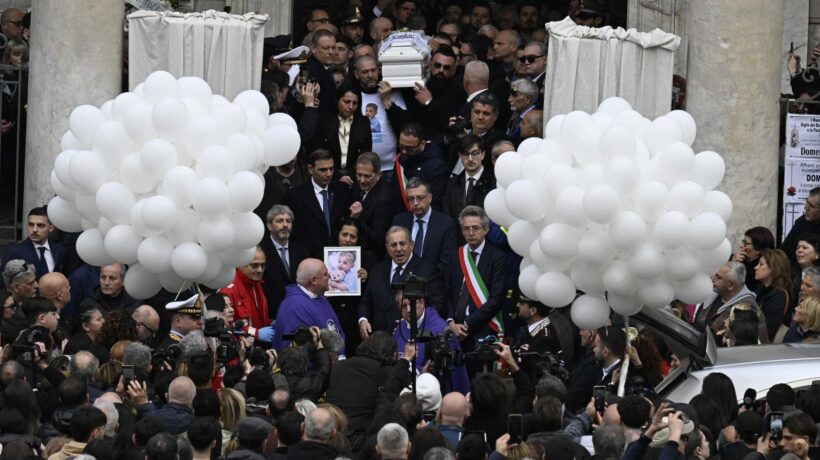 L’ultimo addio al piccolo «guerriero»: «Da lassù ci sta abbracciando tutti»