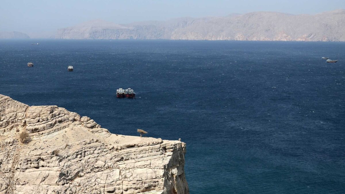 Usa-Iran, dietro agli insulti continua la trattativa. Coalizione di 35 per Hormuz