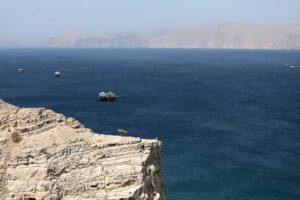 Usa-Iran, dietro agli insulti continua la trattativa. Coalizione di 35 per Hormuz