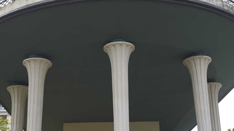 Particolare del portico del Residence Touring di Milano Marittima (IStock)