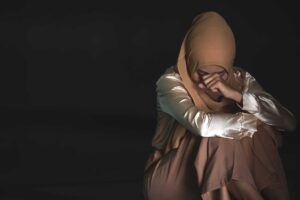 Stuprata e segregata dalla famiglia islamica ma i servizi sociali scelgono di scaricarla