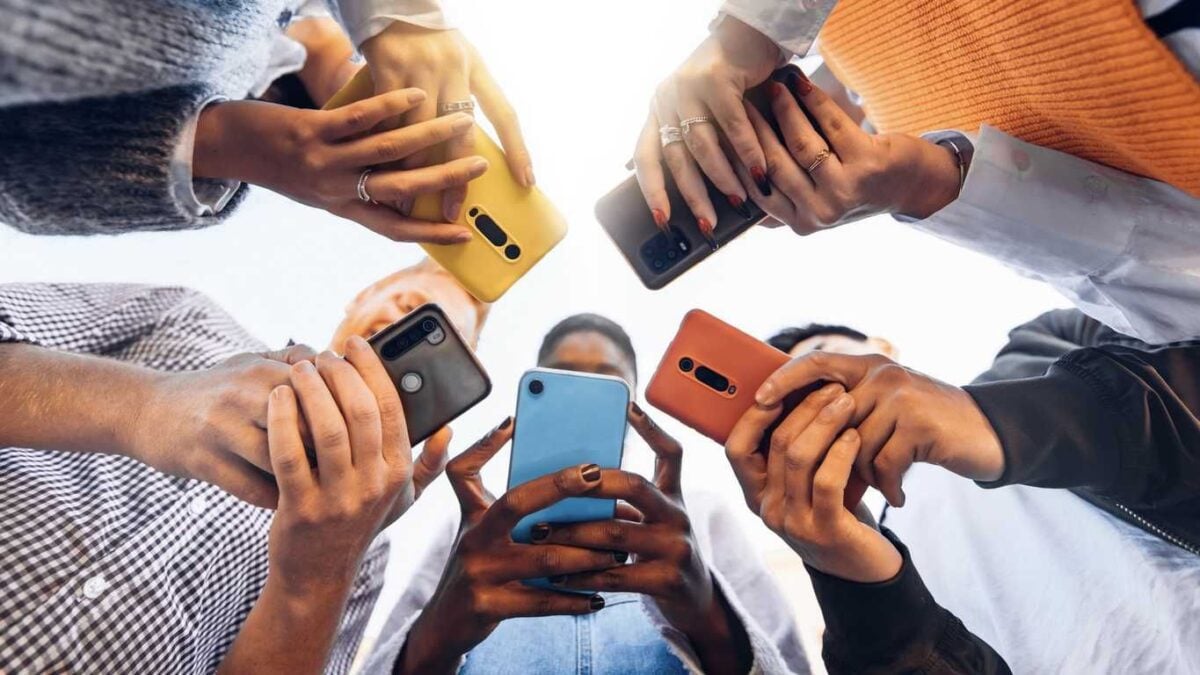 Paura di essere esclusi e ossessione delle notifiche. Siamo sempre più vittime dell’ansia da sconnessione