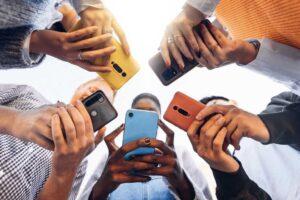 Paura di essere esclusi e ossessione delle notifiche. Siamo sempre più vittime dell’ansia da sconnessione
