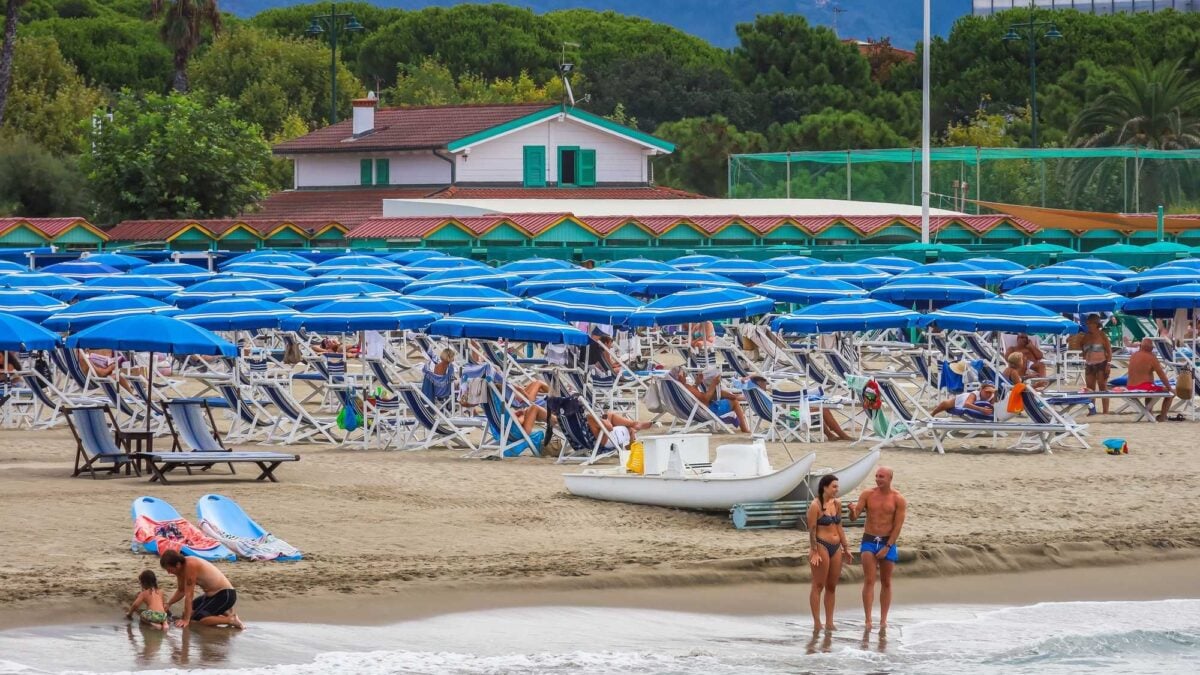 La svolta sui balneari porta affari d’oro alle multinazionali e salassa i turisti