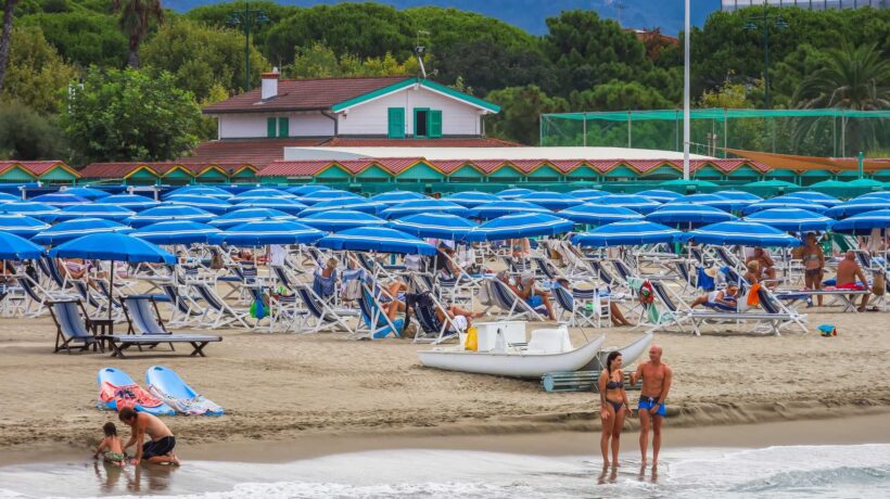 La svolta sui balneari porta affari d’oro alle multinazionali e salassa i turisti