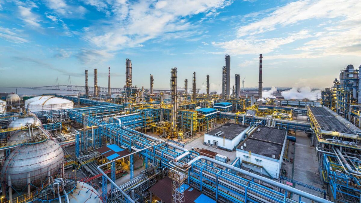 Nel Golfo tagliano la produzione: rischio petrolio sopra 100 dollari