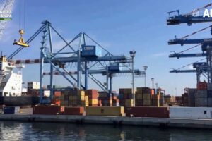 Napoli, maxi sequestro di rifiuti tessili illegali