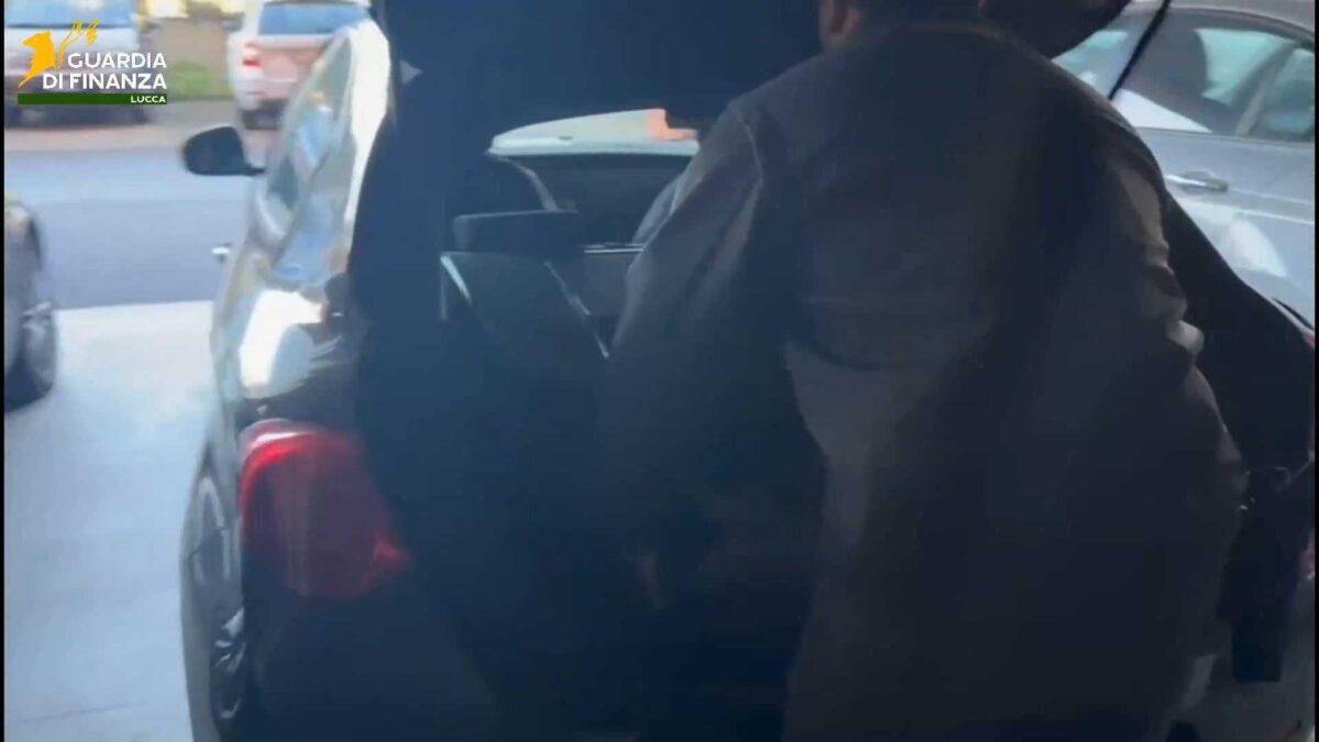 Lucca, i controlli della GdF sulla regolarità dei prezzi ai distributori