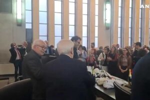 Anm, festa da partito tra «Chi non salta la Meloni è», bollicine e «Bella ciao»