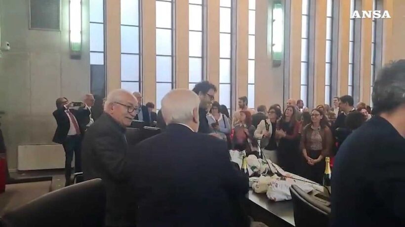 Anm, festa da partito tra «Chi non salta la Meloni è», bollicine e «Bella ciao»