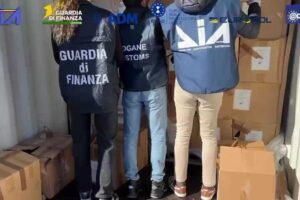 Operazione «Borotalco»: maxi sequestro di tabacco al porto di Genova