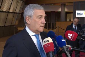 Tajani: «Speriamo di rinforzare la presenza di navi militari nel Mar Rosso senza cambiare il mandato»