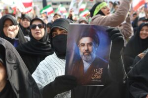 La Guida suprema c’è ma non si vede. Mentre sugli iraniani piovono bombe