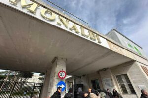 «I medici hanno mentito ai dirigenti». Oggi l’autopsia sul corpo del bimbo