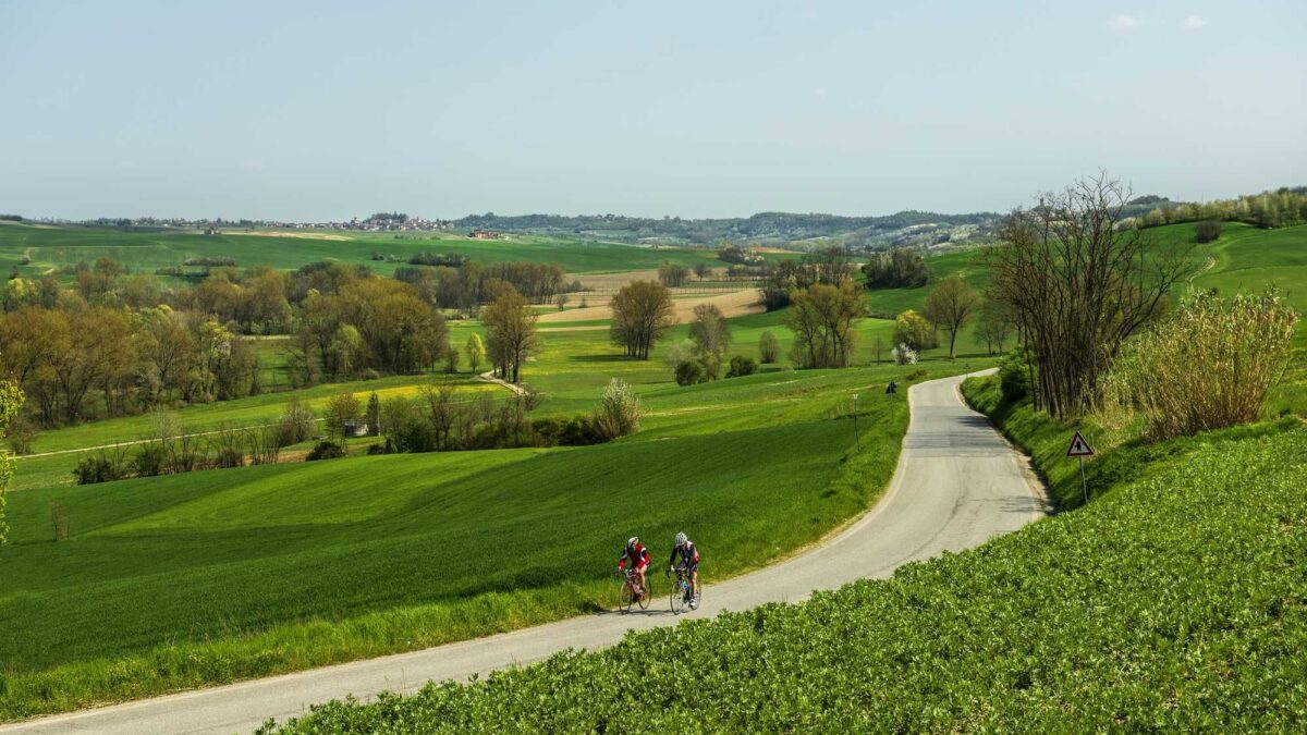 Inseguendo Coppi lungo il Monferrato. Tra cantine e dolci che sono una favola