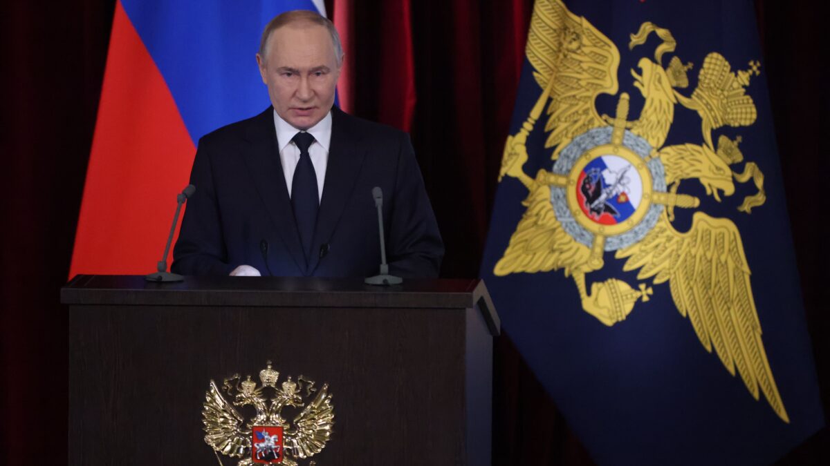 Per fare un dispetto a Putin ci facciamo la guerra da soli