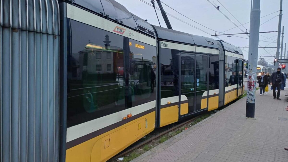 Un altro tram deragliato a Milano. È il terzo incidente in dieci giorni