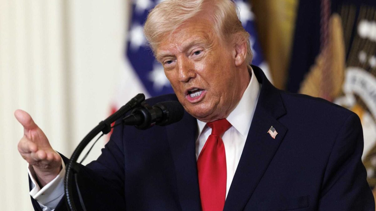 Trump: «Adesso le navi tirino fuori le palle per attraversare Hormuz»