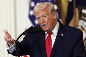 Trump: «Adesso le navi tirino fuori le palle per attraversare Hormuz»